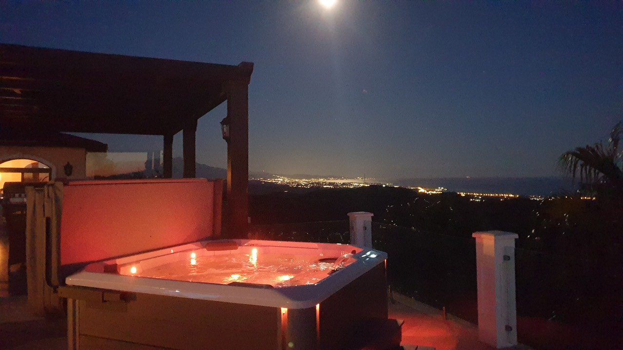 Villa Bellagio Jacuzzi for 6 people