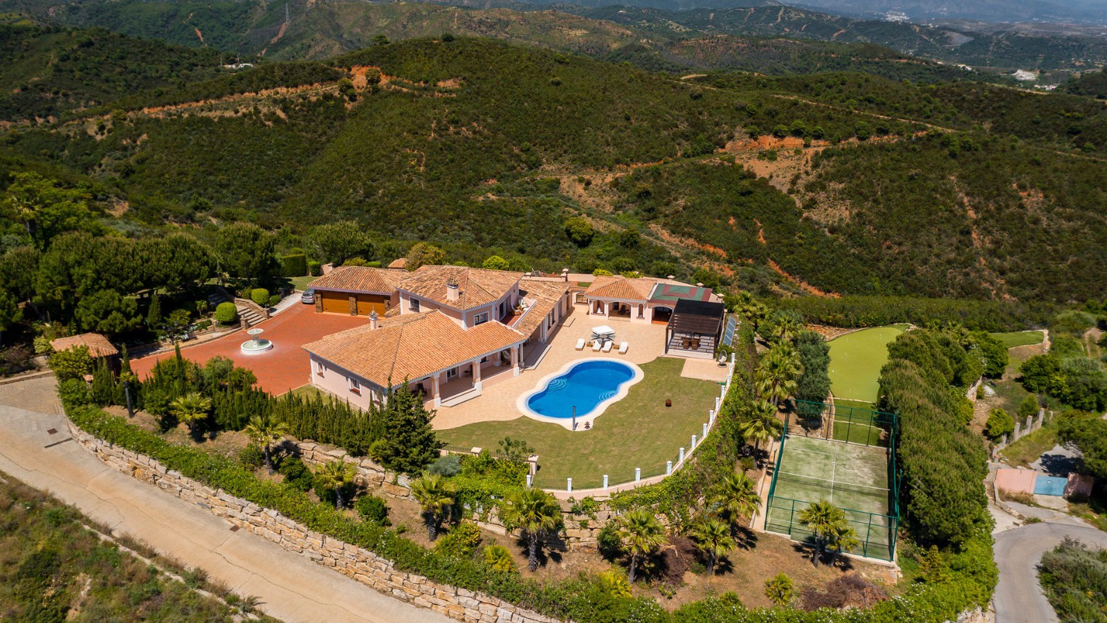 Paddle court and putting green