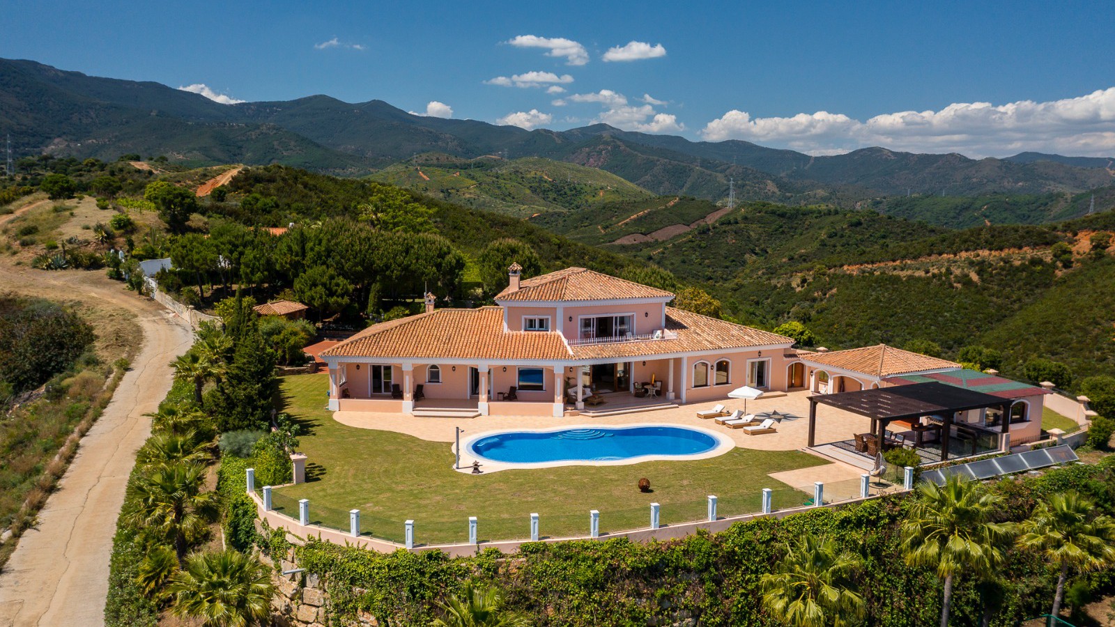 Frontal view of Villa Bellagio