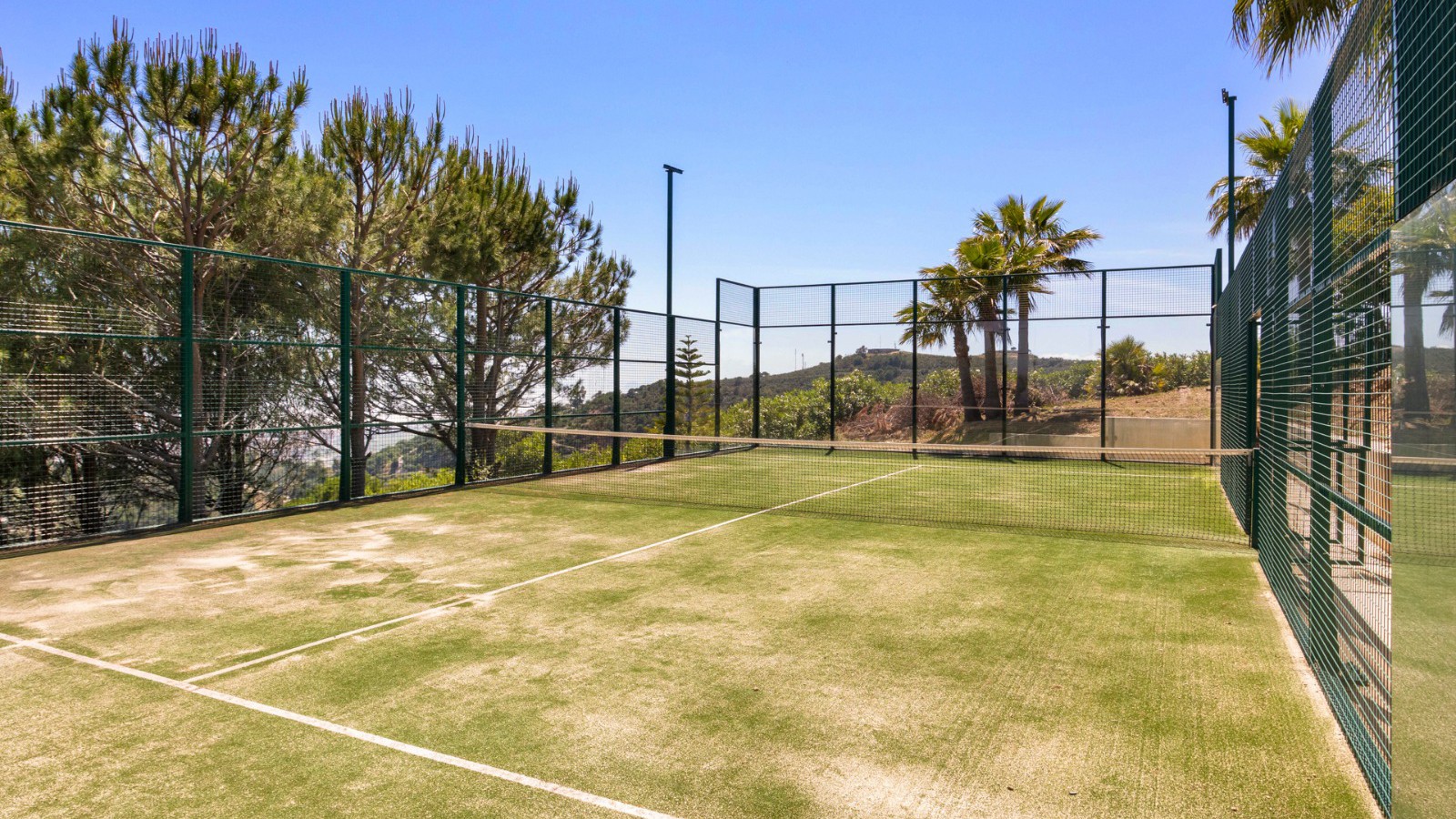 Villa Bellagio paddle court